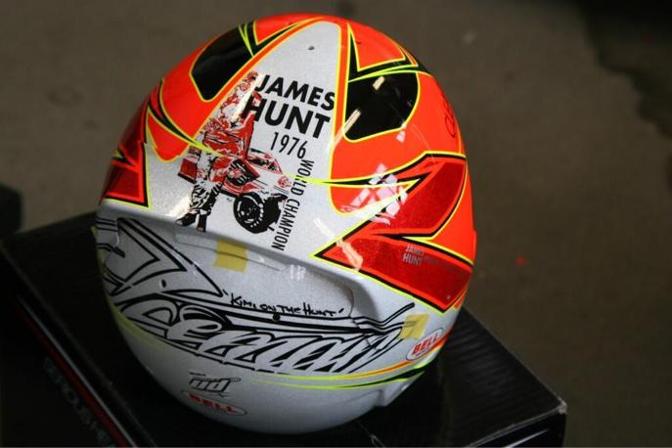 Kimi corre con un casco dedicato a James Hunt, uno dei grandi protagonisti del passato di questo GP